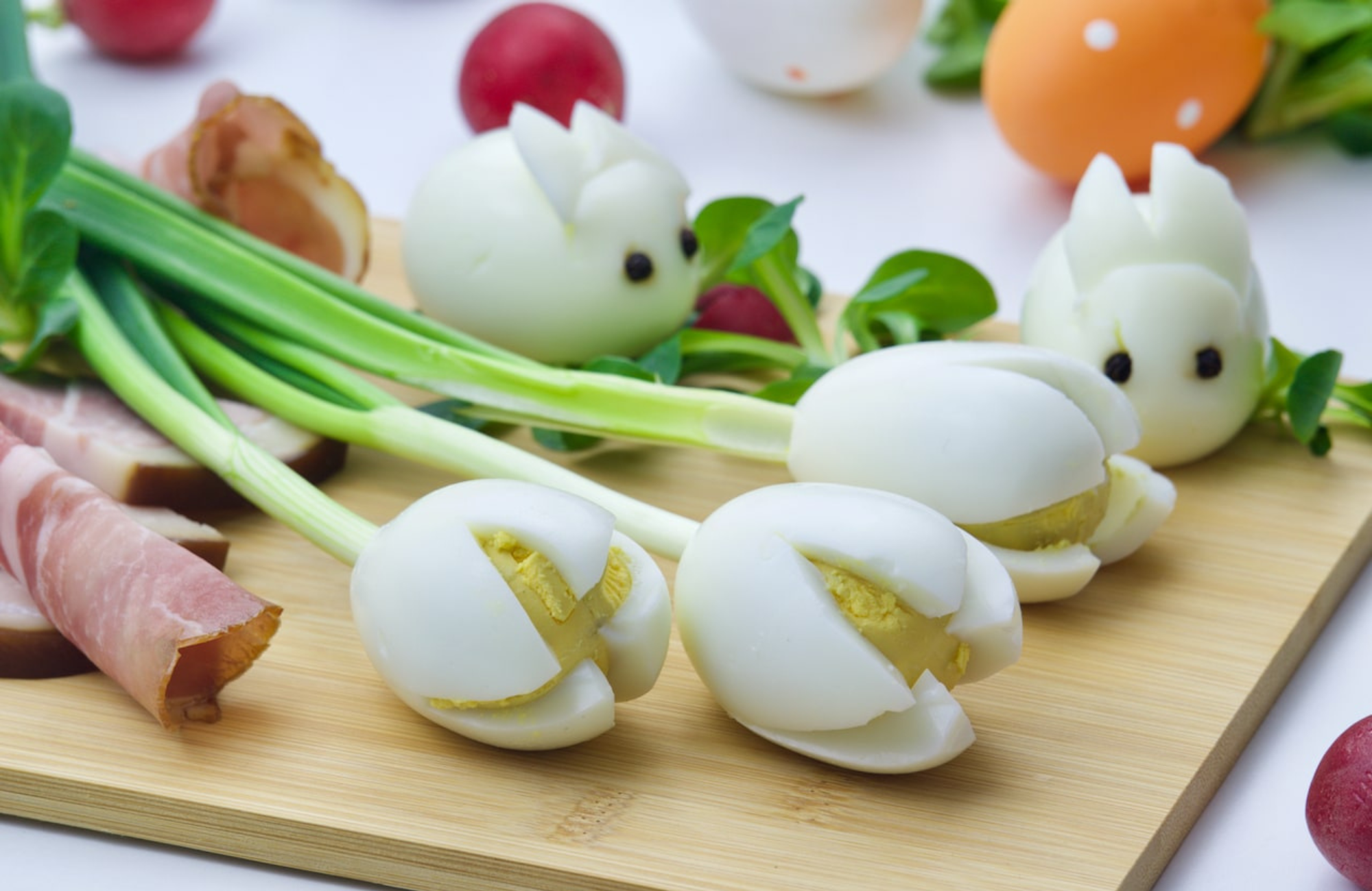 Napravite sami: Uskršnje dekoracije od kuhanih jaja – zečići i tulipani