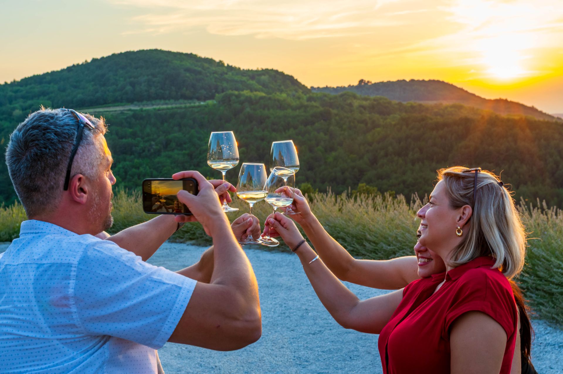 Vinski svijet priča o zalascima sunca u Kaldiru: Robi Bertoša opet okupio ljubitelje vina na večeri za pamćenje