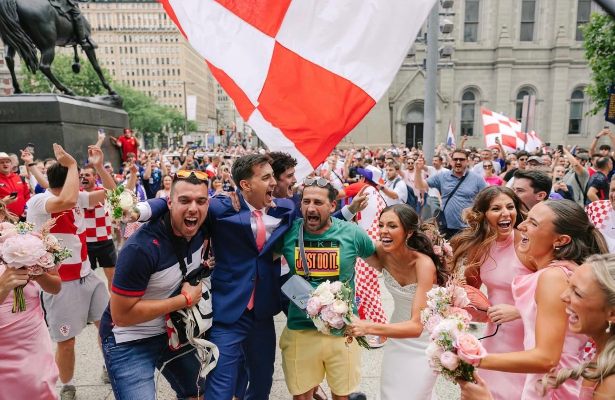 Sjećate li se mladenaca koji su slavili s hrvatskim navijačima? Sada stižu u Hrvatsku
