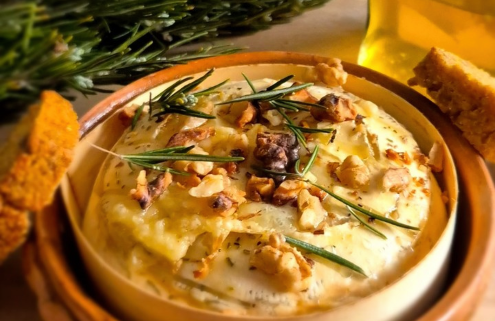 Zapečeni camembert s medom i orasima naš je recept za spore jesenske večeri