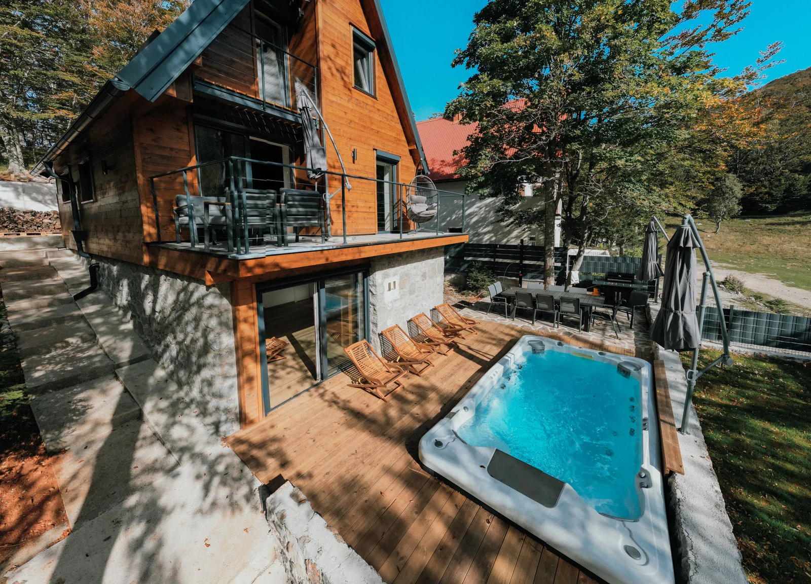 Kamin, sauna i jacuzzi pod vedrim nebom. Ova kuća na Platku idealna je za vikend u dvoje ili s društvom